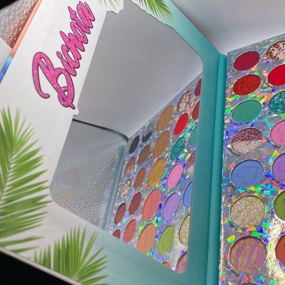 Karol G Bichota Eyeshadow Palette book-NEW - Picture 5 of 8